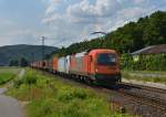 1216 902 + 186 138 mit einem Containerzug am 06.07.2013 bei Gambach.