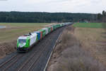 ER20-01 223 102-5 der SETG mit dem Containerzug von Wiesau nach Hamburg-Waltershof bei Neudes, 23.02.2017