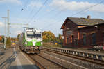 193 204 als Lz bei der Durchfahrt in Schönberg Richtung Hof, wo sie den Containerzug holt, 27.09.2017