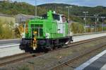 Am 06.10.2020 rangierte die SETG V60.02 in Arnsberg über Gleis 2 an den auf Gleis 3 stehenden beladenen Holzzug.