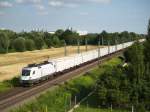 Dispolok ES 64-101 mit einem Hackschnitzelzug am 19.7.2010 in Burgweinting