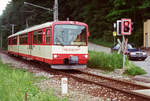 20. Mai 1990 in Oberndorf: ET 49 der Salzburger Verkehrsbetriebe fährt, von Lamprechtshausen kommend, in den Bahnhof ein.