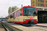 Am 05. Mai 1991 endete und begann die Fahrt der Salzburger Lokalbahn am Salzburger Hauptbahnhof noch auf Straßenniveau. ET 49  ist bereit zur Abfahrt nach Lamprechtshausen. Fotostandpunkt: hinter dem Prellbock des Stumpfgleises.