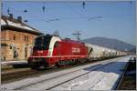 1216.940 der Salzburger Lokalbahn durch fhrt mit LTE-Kaolinzug SLGAG 47988 den Bahnhof Niklasdorf auf dem Weg nach Antwerpen (Belgien).