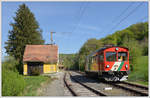 Die unterschiedlichsten Fotomöglichkeiten bietet der Bahnhof Maierdorf. Da Ferki auf der lichttechnisch richtigen Seite stand, habe ich mich für die Schattenseite entschieden. R 8602 von Bad Gleichenberg nach Feldbach am 22.4.2019 bei der Durchfahrt in Maierdorf. Der Bahnhof dürfte vermietet sein, oder sich vielleicht sogar in Privatbesitz befinden. 