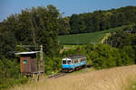 Am einem Sonntag Morgen ist der Altlacktriebwagen auf dem Weg nach Bad Gleichenberg.