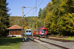 Zugkreuzung in Maierdorf. Links der Fotozug mit ET1, der nach Bad Gleichenberg weiterfährt, rechts der Planzug mit dem ET2 auf der Fahrt nach Feldbach, der für eine Reisegesllschaft sogar noch um einen Schlierenwagen verstärkt werden musste. (23.10.2021)