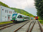 Übelbach. Am 16.08.2023 steht hier der Elektrotriebwagen 4062 001 in Übelbach, hier am Bahnübergang kurz vor dem Gleisende.