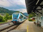 Übelbach. Der Elektrotriebwagen 4062 002 steht hier am 16.08.2023 in Übelbach abfahrbereit als S11 nach Peggau-Deutschfeistritz.