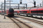 Zugbegegnung von RJ63/863 aus München und Bregenz (links) und RJ166/566 nach Zürich und Bregenz (rechts) am 24.08.2016 in Wien Hauptbahnhof.