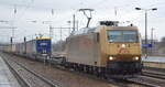 TX Logistik Austria GmbH, Schwechat [A] mit der goldenen  185 538-6  [NVR-Nummer: 93 81 0185 538-6 A-TXL] und KLV-Zug aus Rostock-Seehafen am 26.01.22 Durchfahrt Bf.