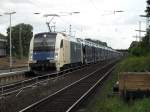WLBC 183 704 f�hrt mit dem Dacia zug durch den Beuler Bahnhof am 25.9.10