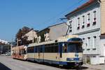 Tw.124 + 404 verlassen soeben auf der Fahrt nach Wien die Haltestelle Baden - Leesdorf.