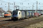 ES 64 U2 - 064 der WLB bei der Vorbeifahrt an der abgestellten RTS 2143.005 im Bahnhof Wels.