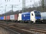 1216 950 der Wiener Lokalbahnen zieht einen Containerzug durch Kln-Gremberg.