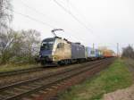 ES 64 U2-024 der WLB kommt mit einem Containerzug aus Hamburg-Waltershof durch Hamburg-Moorburg gefahren.