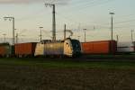 ES64 U2 021 der WL fhrt mit ein Containerzug an regensburg Ost vorbei mit dme letzten Abendlicht.13.09.07