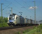 ES 64 U2-020 der WLB mit einem Containerzug in Fahrtrichtung Sden an der Northeimer Seenplatte.