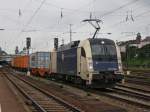 Die 1216 950 am 13.08.2010 mit einem Containerzug bei der Ausfahrt aus dem Passauer Hbf.