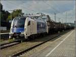 183 704 der Wiener Lokalbahn mit einem Gterzug am Haken durchfhrt am 17.09.2010 den Hauptbahnhof von Passau.