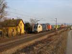 Die ES 64 U2-020 am 05.03.2011 mit einem Containerzug unterwegs bei Plling.