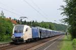 Der WLB-Taurus ES 64 U2-022 zieht einen langen Dacia-Autozug durch Leubsdorf in Richtung Norden.