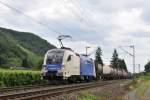 ES64U2-064 der Wiener Lokalbahnen mit einem gemischten Gterzug bei Leutesdorf in Richtung Norden.