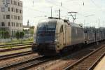 1216 950 der  Wiener Lokalbahn  mit ihrem leeren Autozug hier zu sehen in Regensburg Hbf am 24.05.2011 