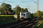 LZ kommt die Dispo-lok ES 64 U2 - 068/182 568-8 der Wiener Lokalbahn AG durch Wickrath in Richtung Aachen gefahren.