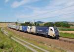 ES 64 U2-035 und ES 64 U2-021  sind am 10.08.2014 mit einem Containerzug  in der Ortschaft Katzbach durchgefahren.