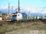 ES64 U2-24 mit Containerzug am 20.01.2007  bei der Durchfahrt in Wels.