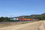 193 251 von  WLC  mit einem Containerzug aus Gemünden kommend am 8. August 2022 bei Himmelstadt im Maintal.