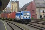 WLC 187 324 schleppt ein Containerzug durch Linz Hbf und wird von der Fotograf erwischt.