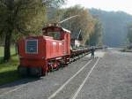 IRR,Dienstbahn,Lok Heidi  mit Kipplorenzug abfahrbereit auf dem Werkplatz Koblach am 15.10.01