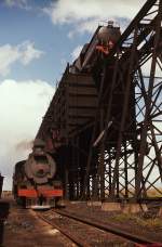 Blick auf die Bekohlungsanlage im Depot Kimberley (November 1976). Die mit Kohle beladenen Wagen wurden von einer Lokomotive über eine steile stählerne Rampe unter gewaltigem Getöse hochgeschoben und in die Kohlebehälter entleert.