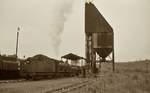 Eine 14R der South African Railways Anfang Dezember 1976 vor der Bekohlungsanlage des Depots Masons Mill/Pietermaritzburg. Von der Class 12 unterschieden sich diese zwischen 1913 und 1915 gebauten Lokomotiven vor allem durch den kleineren Kuppelradddurchmesser, viele Teile waren aber austauschbar. Sie schieden bis 1983 aus dem Dienst. Anmerkung: Die Positionsangabe ist nur eine ungenaue Annäherung an den damaligen Fotostandpunkt.