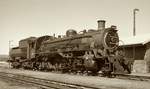 An einem Novembertag 1976 sonnt sich eine Class 24 der South African Railways im Depot Voorbaai (Mossel Bay). North British lieferte 1948/49 100 dieser Lokomotiven für den Nebenbahndienst. Während ansonsten die Mountains (Achsfolge 2'D1') in Südafrika dominierten, hatte die Class 24 die Achsfolge 1'D2' (Berkshire). Auch hier konnte der Fotostandpunkt nur annähernd angegeben werden.