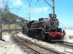 Dampfzug der Atlantic Rail. Lokomotive  City of Cape Town , Class 24, No 3655. Gebaut 1948 von North British Locomotive Works, Glasgow, Scotland. In der Clovelly-Kurve, kurz vor Fish Hoek, 12.12.2010
