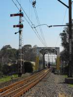 Die Faure-Bruecke mit dem Einfahrsignal zur Station Faure.