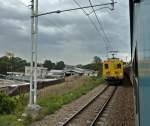 Ein Metrorail Zug auf dem Weg nach Krügersdorp begegnet am 20.11.2014 wenige Kilometer vor der Johannesburg Park Station dem Shosholoza Meyl aus Kapstadt.