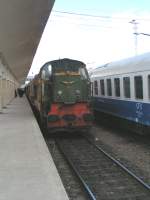 noch beim Aussteigen der Passagiere in Damaskus koppelt die LDE650 an den Schnellzug 72 der vor kurzem aus Aleppo kam.