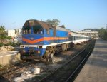 CFS LDE 3000 703 mit Zug 243 nach Aleppo in Latakia am 4.5.10.
Die LDE 3000 ist eine remotorisierte Version der LDE 2800. Die Reihennummer ist am Lokkasten nicht angeschrieben und nur intern in Gebrauch.