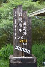 Hinweis auf den, mit 2451 Meter Seehöhe, höchstgelegenen Bahnhof Taiwans in der Chushan Station.