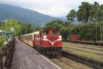 AFR DL46 am 06.Juni 2014 mit Zug 2 beim Halt in der Jhuci Station.