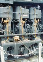 AFR SL22 aufgestellt als Denkmallok gegenueber dem Bf. Ji Ji am 22.Mai 2005. Zu erkennen sind die stehenden Zylinder, deren Kolbenstangen auf Pleuel wirken welche wiederum auf die Antriebskurbelwelle wirken.