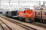 R38 (A1A'A1A'-de, GM-EMD, Type G12, Bauj. 1961, Fabr.Nr. 26330) ist am 08.Juni 2017 mit einem kurzen Güterzug in der Chiayi Station angekommen.