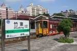 DRC1009 als Local Train 1808 wartet am 10.Juni 2017 in der Zhudong Station die Kreuzung mit dem Local Train 1807 ab.