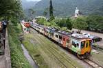 Local Train 1815 nach Zhuzhong Station mit dem DRC1017 als erstes Fahrzeug fährt am 10.Juni 2017 aus der Neiwan Station.