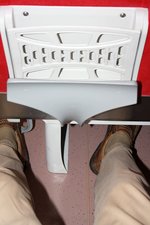 Im Gegensatz zu den bei uns üblichen Wagen (RailJet, CityJet) habe ich mit 194cm Körpergröße in einem taiwanesischem TEMU 2000 genügend Beinfreiheit für ein angenehmes