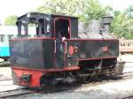 370 Dampflokomotive. 0-6-0 Standort: XinYing Museumspark / Taiwan (29.11.2009)
2319’46.69  N, 12022’25.11  E.
Hersteller: TUBITZE Belgien (1948) SN: 2354
Historie Zugewiesen und Auslieferung fr die Zuckerplantage in XinYing 1948.
Dienstjahre 1949 - 1975. Laufleistung ?? km
Ausmusterung 1977.
Arbeitsdruck 13 bar. 2 Arbeits-Zylinder
Leergewicht: 16 t
Spurweite: 762mm
Abmessungen ber Dmpfer: LxBxH 6122x2000x3150mm
2001- 2003 wurde die Lok komplett restauriert und 2004 an den Museumspark
bergeben. Hier verrichtet sie ihren Dienst fr das Publikum. Der Museumspark ist
21 km von der Zuckerplantage entfernt.
Die Lokomotive ist in einem  Fahrtchtigen  Zustand